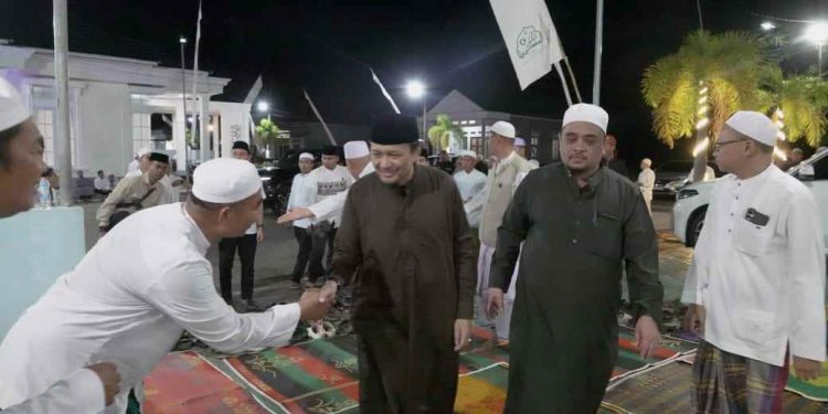 Wagub Kalsel H Hasnuryadi Sulaiman saat bersalaman dengan jemaah di Haul ke-15 Habib Abdullah. (foto : Adpim Kalsel)