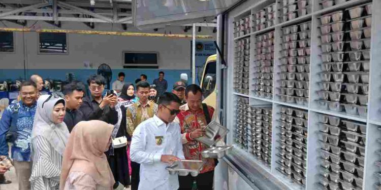 Walikota Banjarmasin HM Yamin HR saat meninjau dapur APJI Yayasan Miftah Firdausi Banjarmasin. (foto : shn/seputaran)