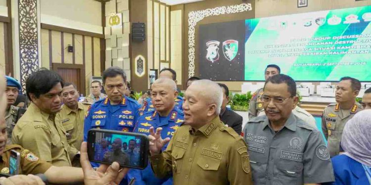 Gubernur Kalsel H Muhidin diwawancarai usai FGD. (foto : Adpim Kalsel)