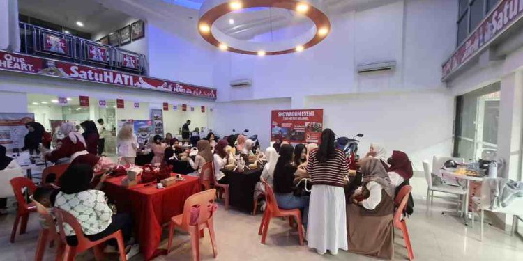 PT Trio Motor melalui Dealer Trio Motor Kolonel kembali menghadirkan kegiatan kreatif penuh inspirasi dengan menggelar Workshop Chunky Independent Bag. (foto : istimewa)