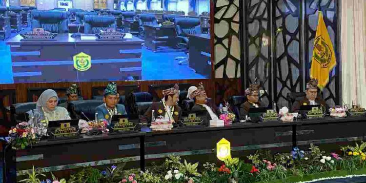 Walikota Banjarmasin HM Yamin bersama Ketua DPRD Banjarmasin Rikval Fachruri dan unsur pimpinan DPRD Banjarmasin saat memimpin rapat paripurna istimewa peringatan Harjad ke-499 Banjarmasin. (foto : shn/seputaran)