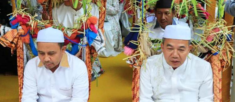 Bupati Tapin H Yamani (kiri) saat ikut Baayun Maulid. (foto : istimewa)