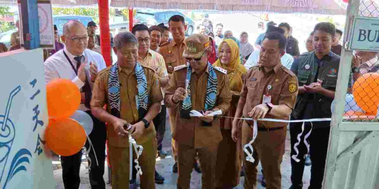 Walikota Banjarmasin HM Yamin saat gunting pita tanda diresmikannya Kampung Pemuda sekaligus launching Sepada di Kelayan A. (foto : shn/seputaran)