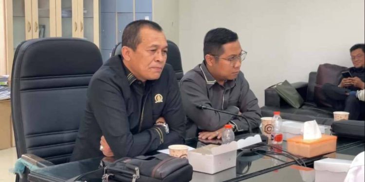 Ketua Komisi III DPRD Banjarmasin M Ridho (kanan) bersama anggota saat membahas polemik penolakan TPS3R di Sungai Andai. (foto : sna/smr)