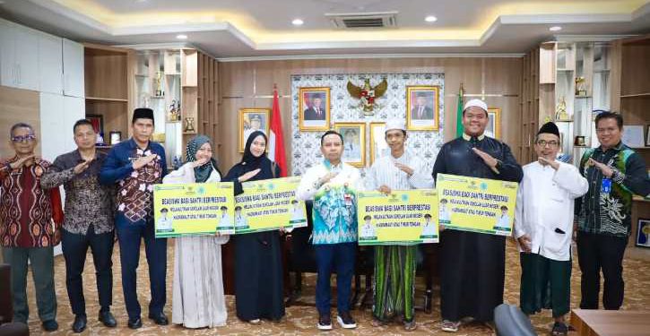 Bupati Tapin H Yamani foto bersama dengan empat santri penerima beasiswa pendidikan ke Timur Tengah. (foto : istimewa)