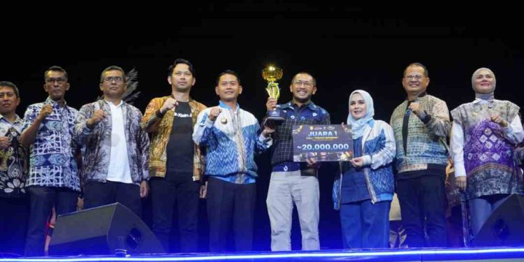 Pihak Bank Kalsel saat menerima tropi dan hadiah pemenang Festival Jukung Hias dari Walikota Banjarmasin HM Yamin. (foto : shn/seputaran)