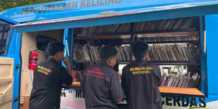 Armada perpustakaan keliling Dispersip Kalsel menyasar LPKA Kelas I Martapura. (foto : istimewa)
