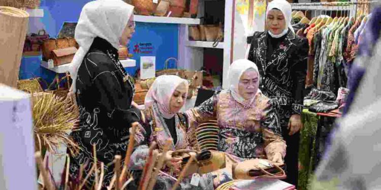 Ketua Dekranasda Kalsel Hj Fathul Jannah Muhidin saat mengunjungi stand UMKM Banua di Pameran Kerajinan INACRAFT. (foto : Adpim Kalsel)