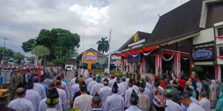 Upacara peringatan Hari Sumpah Pemuda di Halaman Balai Kota Banjarmasin. (foto : shn/seputaran)