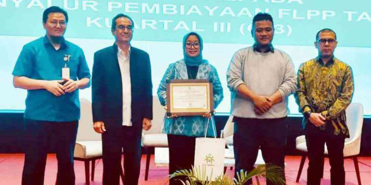 Perwakilan Bank Kalsel Syariah saat menerima penghargaan kategori Bank Penyalur Pembiayaan FLPP dengan Nilai Evaluasi Tertinggi dari BP Tapera. (foto : Bank Kalsel)