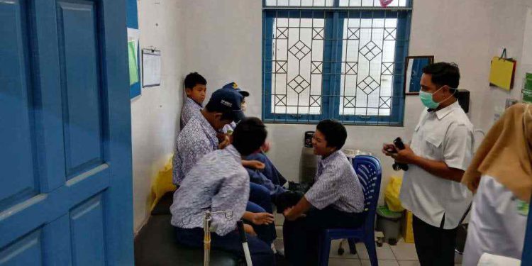 Para murid SMP Negeri 33 Banjarmasin yang diduga keracunan saat menjalani pemeriksaan. (foto : shn/seputaran)