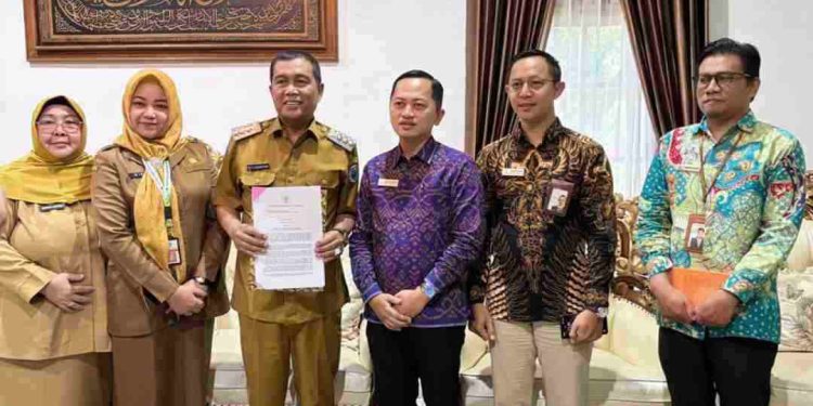 Foto bersama pihak Ombudsman Kalsel dengan Bupati HSS Syafrudin Noor. (foto : istimewa)