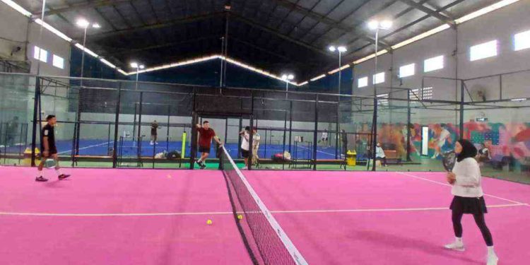 Warga saat merasakan bermain olahraga Padel. (foto : shn/seputaran)