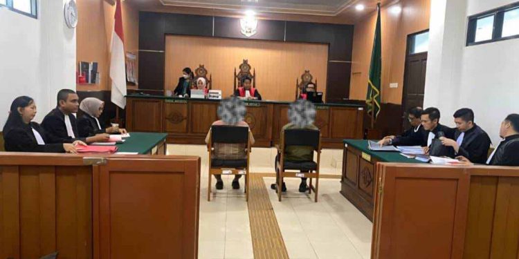 Dua terdakwa saat menjalani sidang di PN Palangkaraya. (foto : istimewa)