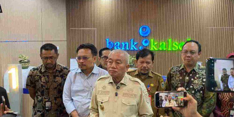 Gubernur Kalsel H Muhidin saat diwawancarai wartawan terkait isu dana mengendap Pemerintah daerah di Bank Kalsel. (foto : saa/seputaran)