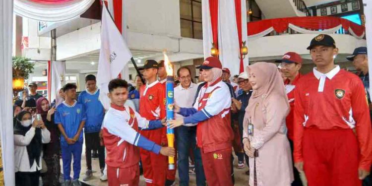 Wakil Walikota Banjarmasin Hj Ananda saat menerima Obor Porprov di Balai Kota Banjarmasin. (foto : shn/seputaran)