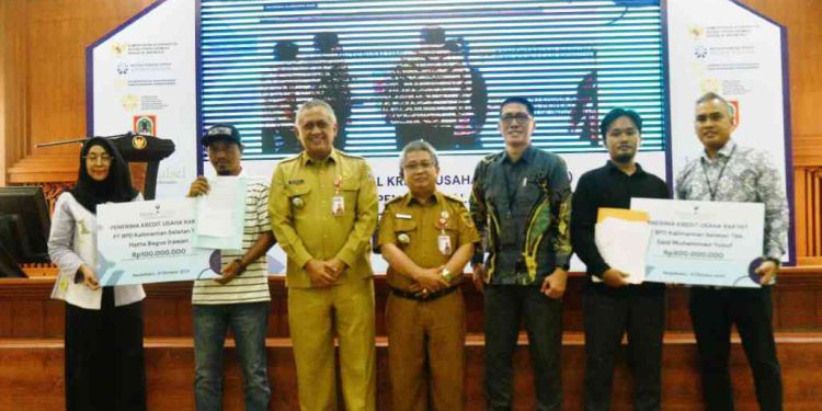 Akad Massal KUR 800.000 Debitur Penciptaan Lapangan Kerja dan Peluncuran KPP. (foto : Adpim Kalsel)