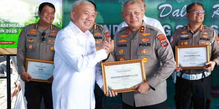 Gubernur Kalsel H Muhidin saat memberikan penghargaan kepada Kapolda Kalsel di sela penanaman jagung serentak. (foto : Adpim Kalsel)