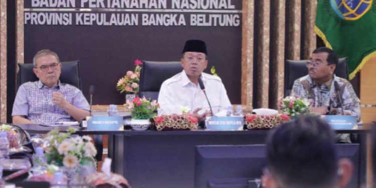 Menteri Nusron saat memberikan arahan kepada jajaran Kanwil BPN Kep Bangka Belitung. (foto : Humas Kementerian ATR/BPN)