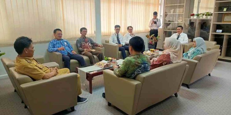 Direksi Bank Kalsel saat kunjungan yang diterima Wakil Bupati  HSS H Suriani. (foto : istimewa)