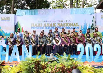 H Yamani dan Istri Dikukuhkan sebagai Ayah dan Bunda FAD Tapin