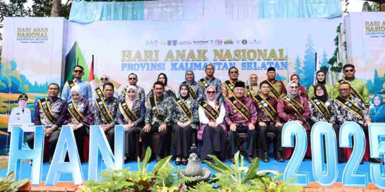 Bupati Tapin H Yamani dan Ketua TP PKK Tapin Hj Faridah Yamani foto bersama dengan bupati dan walikota se Kalsel usai dikukuhkan sebagai Ayah Bunda FAD. (foto : istimewa)