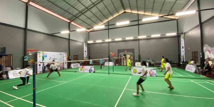 Peserta antar desk wartawan saat berlaga di Turnamen Badminton Walikota Cup 2025. (foto : shn/seputaran)