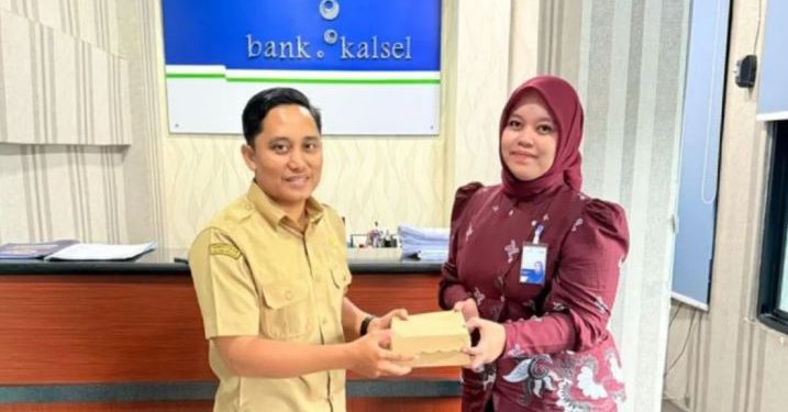 Salah satu nasabah Bank Kalsel Paringin saat mendapat nasi kotak gratis. (foto : istimewa)