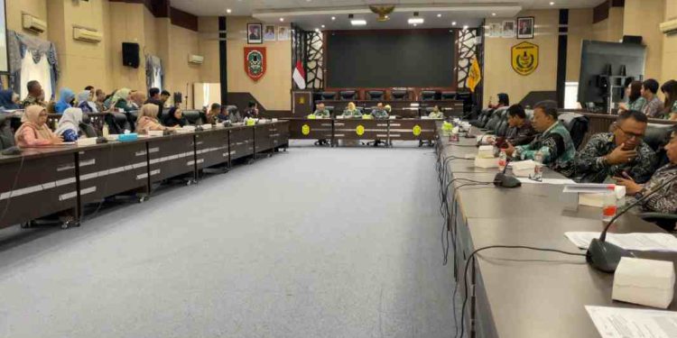 RDP Komisi I dan instansi terkait untuk membahas persoalan pertanahan di Banjarmasin. (foto : sna/seputaran)