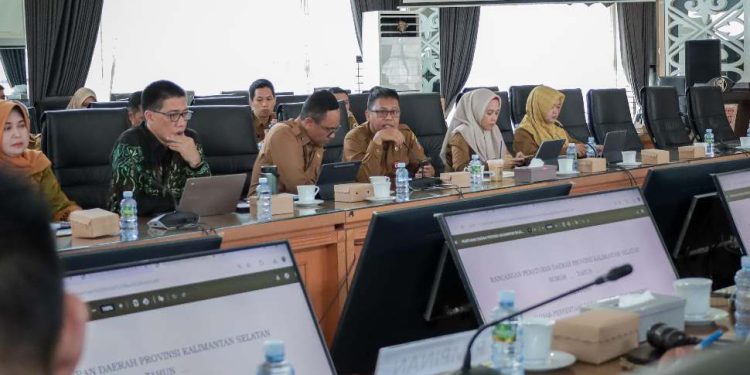Pansus III DPRD Kalsel bersama pihak Bank Kalsel dan instansi terkait saat rapat pembahasan Reperda Penyertaan Modal. (foto : istimewa)
