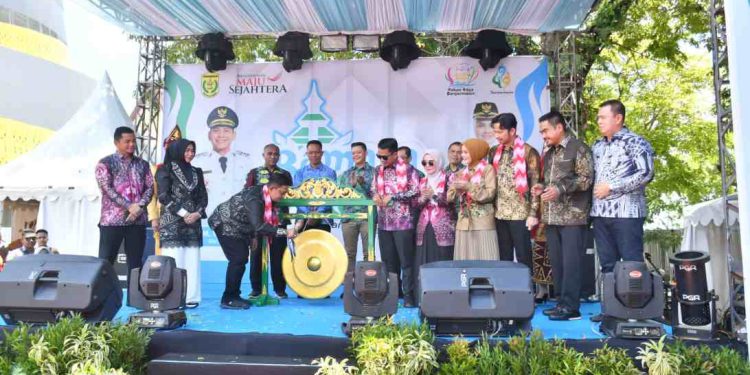 Kepala Dinas Perindustrian Provinsi Kalsel H. Abdul Rahim pukul gong tanda dibukanya Bamara Fair 2025. (foto : shn/seputaran)
