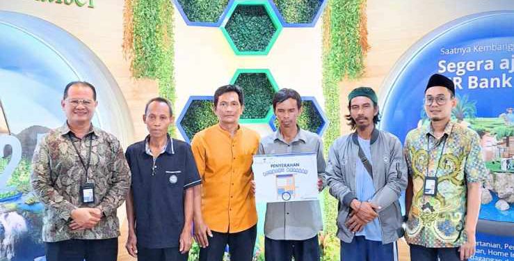 Penyerahan bantuan Rombong Barakah secara simbolis kepada para penerima. (foto : Bank Kalsel)