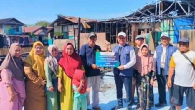 Penyerahan bantuan untuk korban kebakaran di Murung Raya. (foto : istimewa)
