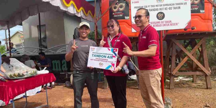 Marketing Director PT Trio Motor, Antonius Silitonga dalam rangka memperingati Hari Ulang Tahun (HUT) ke-60, PT Trio Motor melaksanakan kegiatan CSR dengan menyalurkan bantuan tandon air kepada warga di kawasan Tatah Amuntai KM 10, Kabupaten Banjar. (foto : istimewa)