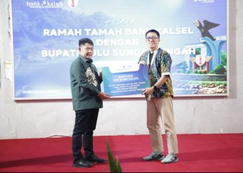 Bank Kalsel Bantu 24 Unit Gerobak dan 66 Unit Tenda Kerucut Pedagang di Lapangan Dwiwarna Barabai