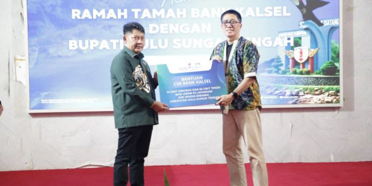 Direktur Utama Bank Kalsel Fachrudin saat menyerahkan secara simbolis untuk bantuan UMKM. (foto : Bank Kalsel)