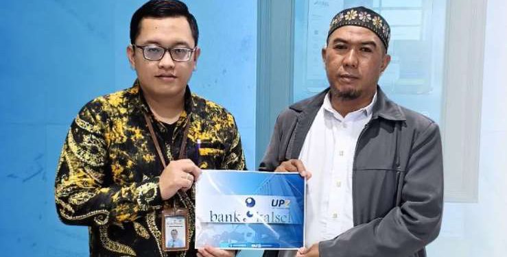 Penyerahan secara simbolis bantuan UPZ Bank Kalsel kepada perwakilan penerima. (foto : Bank Kalsel)
