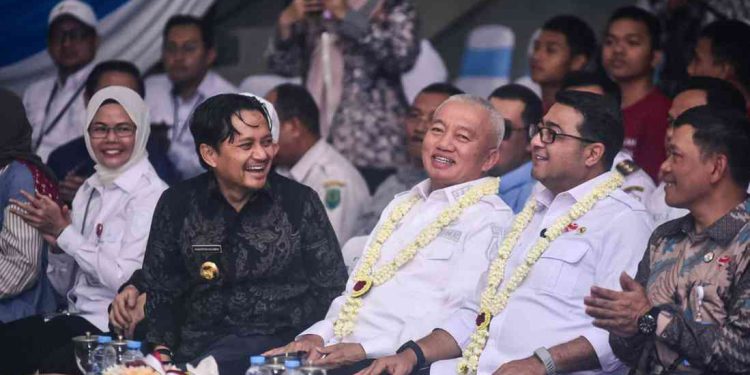 Gubernur Kalsel dan Wagub Kalsel saat berbincang dengan Menkraf RI. (foto : Adpim Kalsel)