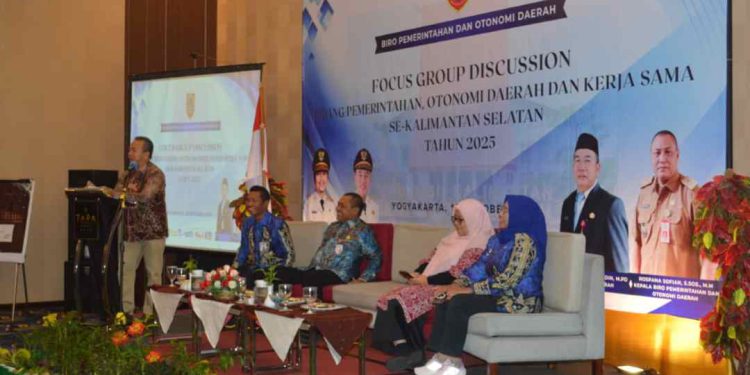 Sekdaprov Kalsel M Syarifuddin saat membuka Rakor. (foto : Adpim Kalsel)