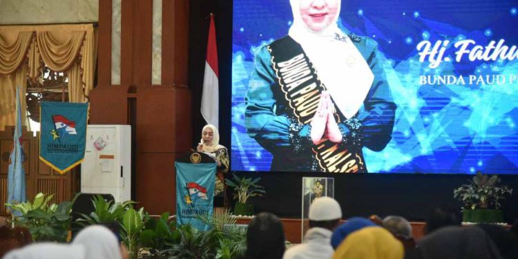 Bunda PAUD Kalsel Hj Fathul Jannah Muhidin saat memberikan sambutan pada Pembukaan Jambore IV Himpaudi, di Gedung Mahligai Banjarmasin. (foto : Adpim Kalsel)