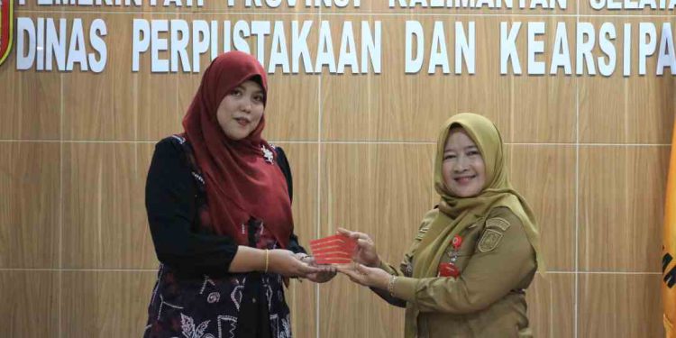 Serahkan Cendera mata usai penandatanganan MoU Dispersip Kalsel dengan STIE Pancasetia Banjarmasin. (foto : istimewa)
