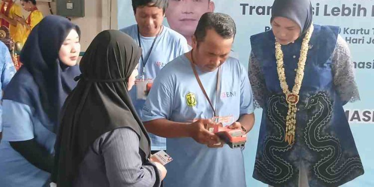 Wakil Walikota Banjarmasin Hj Ananda saat dijelaskan kartu Tap Cash saat launching Digitalisasi Pasar oleh Perumda Baiman. (foto : shn/seputaran)
