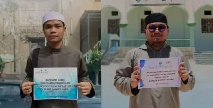 Bantuah Bank Kalsel yang diterima Ahmad Habibie yang berkuliah di Universitas Al-Azhar, Mesir dan Muhammad Fauzan yang menempuh pendidikan di Universitas Al Ahgaff Tarim, Yaman.  (foto : Bank Kalsel)