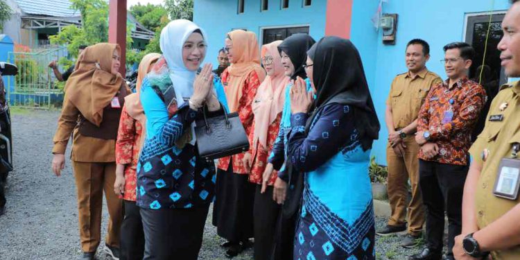 Ketua BKOW Kalsel drg. Hj. Ellyana Trisya Hasnuryadi, menghadiri acara pembukaan Sosialisasi dan Penguatan Kampung KB Mandiri di Kampung KB Mawar, Sungai Paring, Martapura. (foto : Adpim Kalsel)