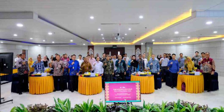 Foto bersama di sela kegiatan Forum Konsultasi Publik Kanwil DJP Kalselteng. (foto : istimewa)