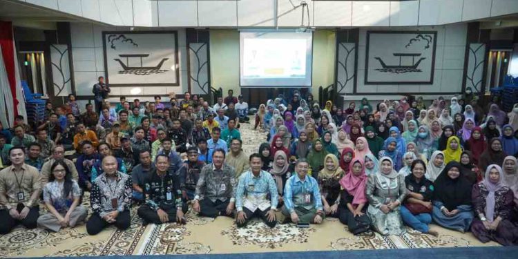 Walikota Banjarmasin HM Yamin foto bersama dengan peserta Gerakan Reaktivasi Bank Sampah. (foto : shn/seputaran)