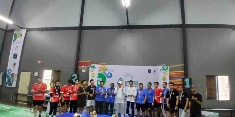 Para pemenang Turnaman Badminton Walikota Cup 2025 saat berfoto bersama. (foto : shn/seputaran)