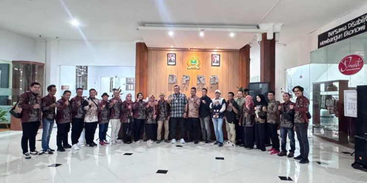 Forwadek dan Humas DPRD Banjarmasin foto bersama di DPRD Malang. (foto : sna/seputaran)