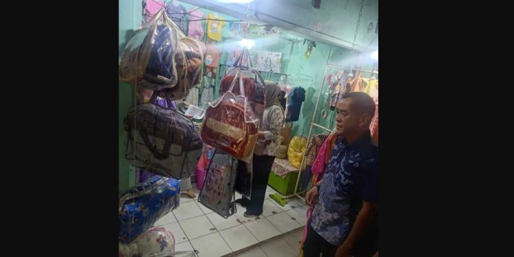 Kegiatan Grebek Pasar Bank Kalsel di Pasar Hanyar Barabai. (foto : Bank Kalsel)