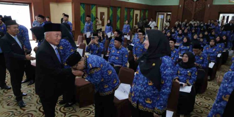 Gubernur Kalsel H Muhidin bersalaman dengan PPPK yang dilantik. (foto : Adpim Kalsel)